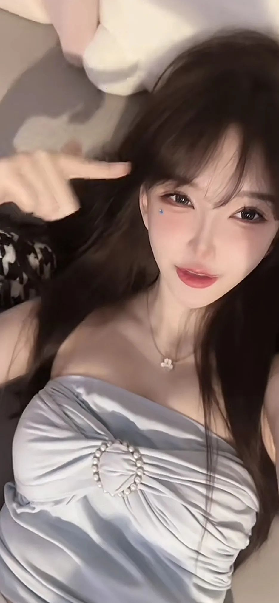 南妹儿穿碎花紧身旗袍跳舞,称体重3位数了,身材婀娜多姿显得十分丰腴,超管也是难得不封!