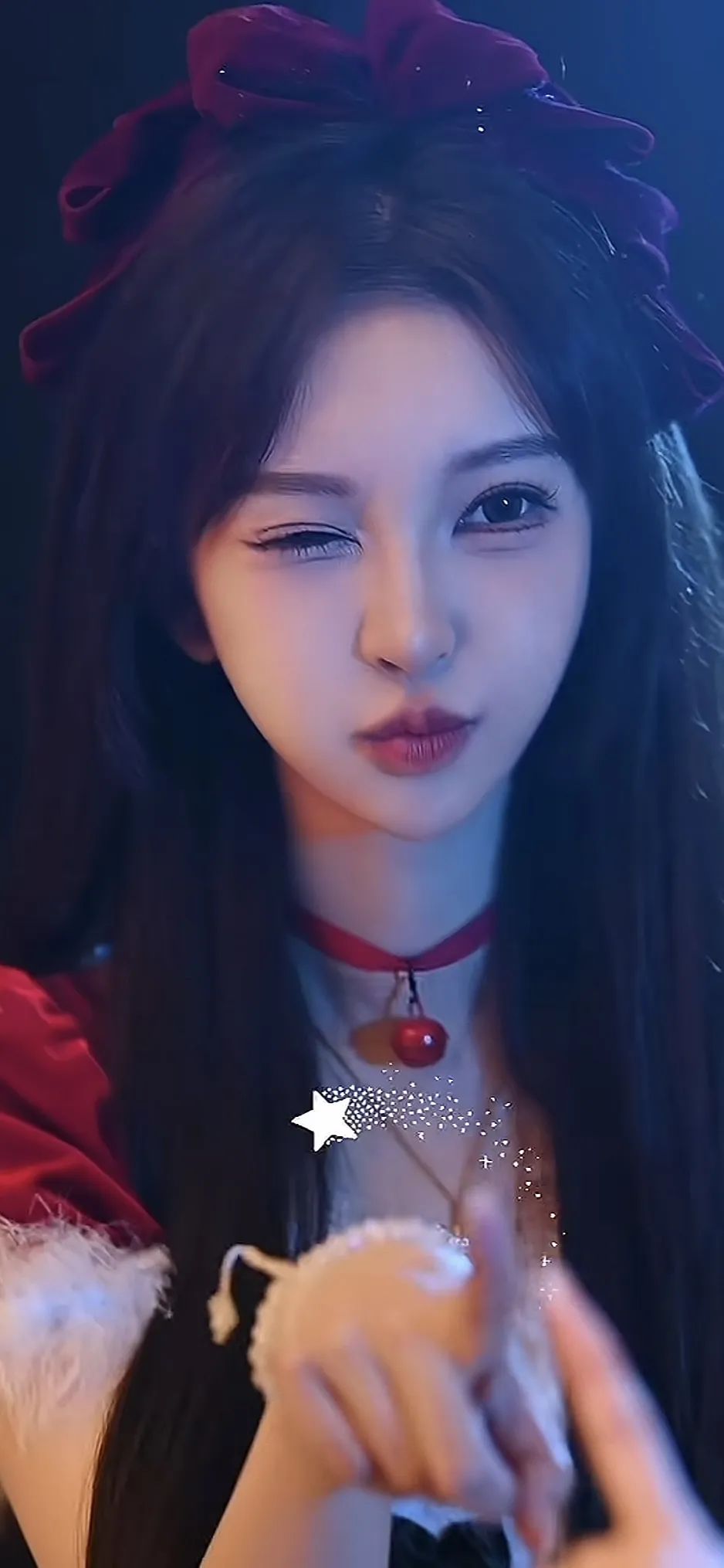 南妹儿穿碎花紧身旗袍跳舞,称体重3位数了,身材婀娜多姿显得十分丰腴,超管也是难得不封!