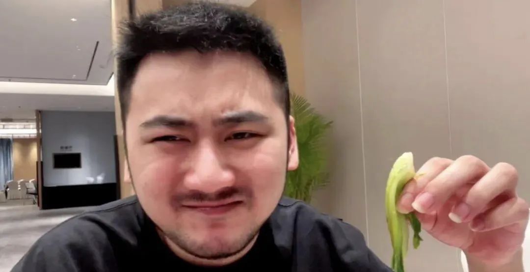 前游戏一哥宣布退休,称直播累还赔钱,网友:是你让csgo火遍中国!其回应我没那么伟大!
