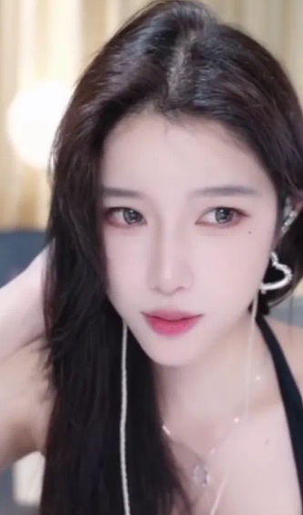 舞蹈女主播清纯人设崩塌，称自己在酒吧不会摇骰子，却被网友揭发：晒出其酒吧蹦迪视频！