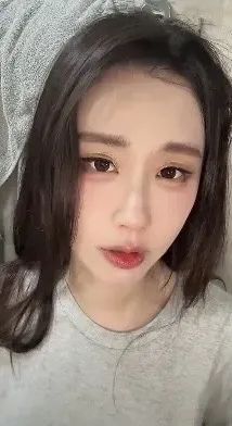 轩子巨2兔否认自己结过婚，被迫换号直播？素颜直播美出天际，网友直呼认不出来，轩子：美颜功劳！