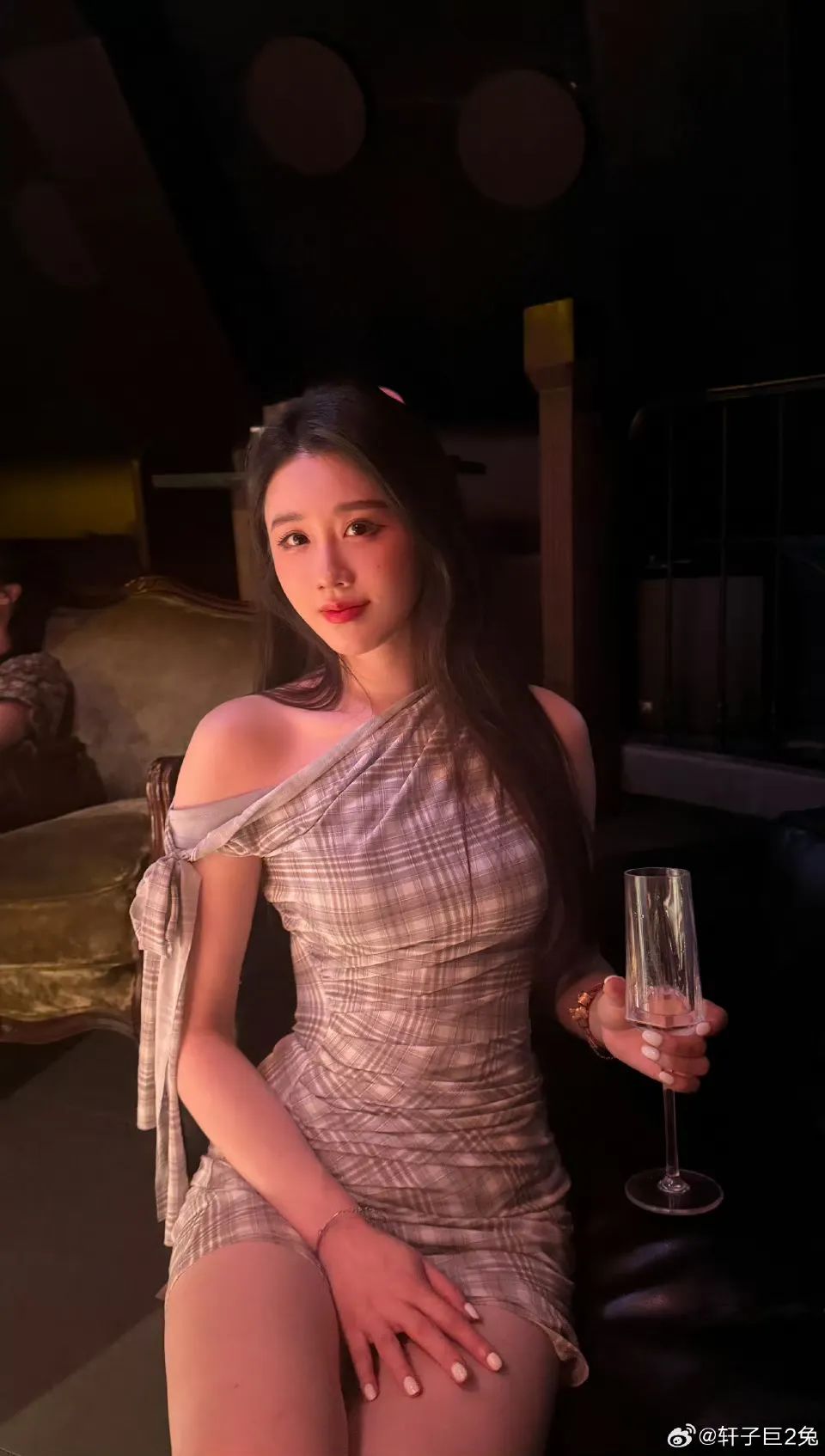 轩子巨2兔表示直播不赚钱,纯兴趣爱好!推出30元包月计划,引发网友热议!