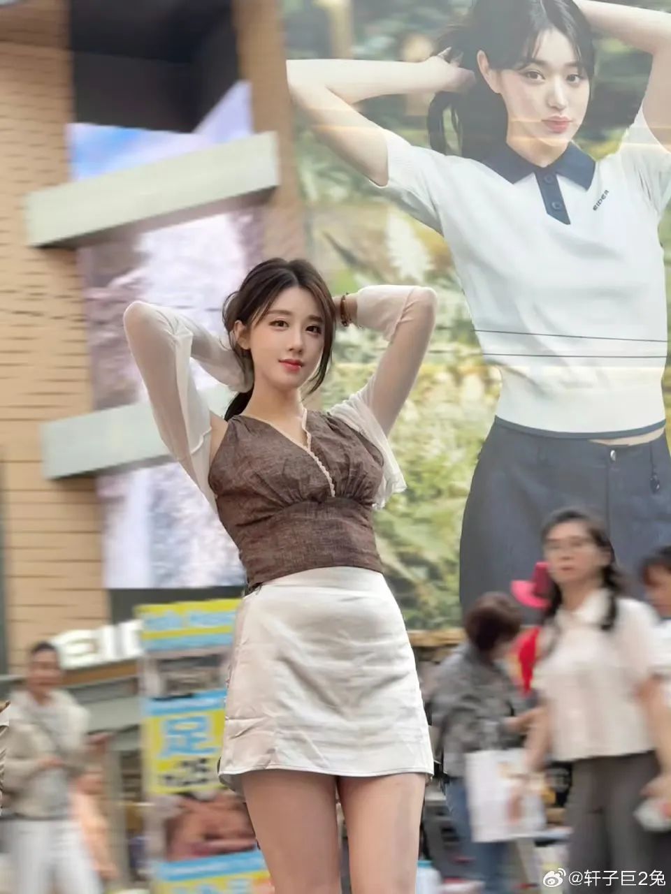 轩子巨2兔表示直播不赚钱,纯兴趣爱好!推出30元包月计划,引发网友热议!