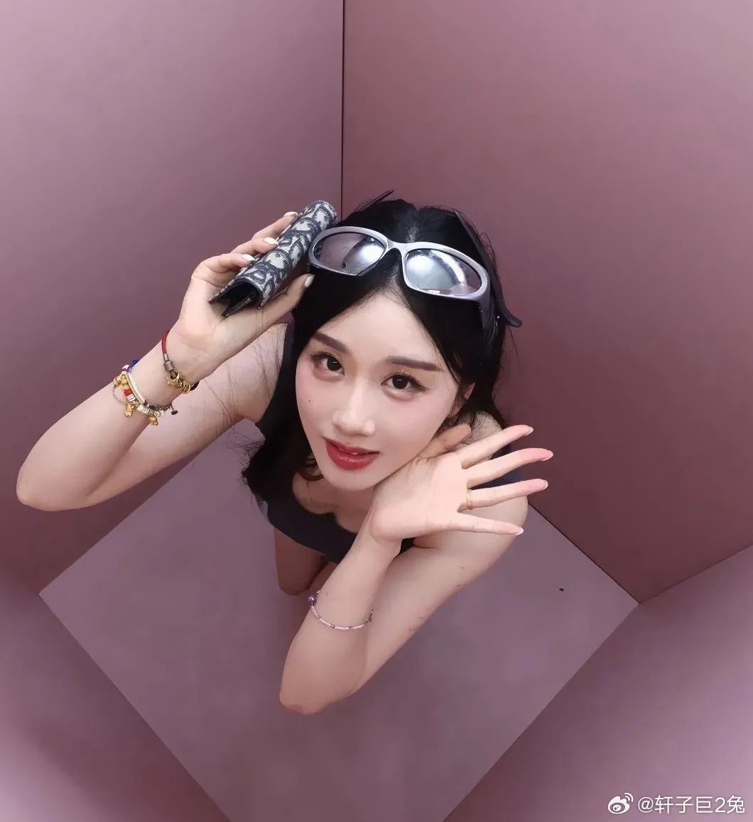 轩子巨2兔晒美照！网友锐评其靠擦边起号，轩子回应：直播你是一集没看，造谣你张嘴就来！