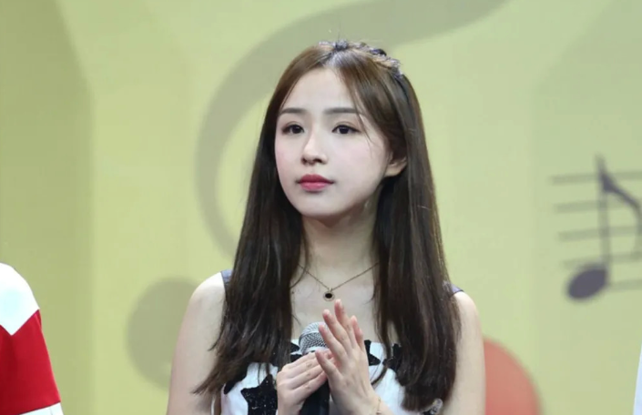 斗鱼歌姬周二珂曝自己要去韩国整容，网友问其项目，其回应：反正不是不协调的大项目！