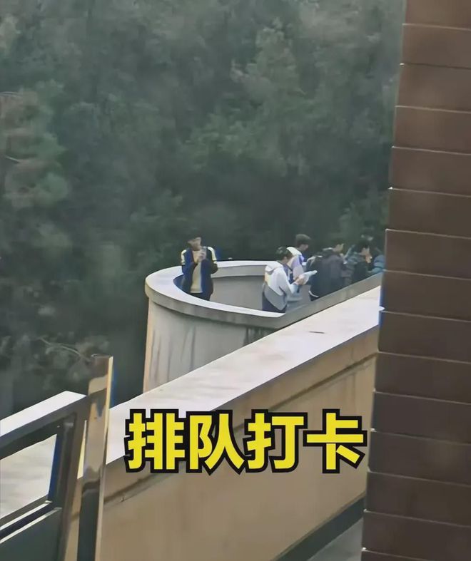 兰州交大情侣楼梯亲密不雅，网友热议：公共场所应有度