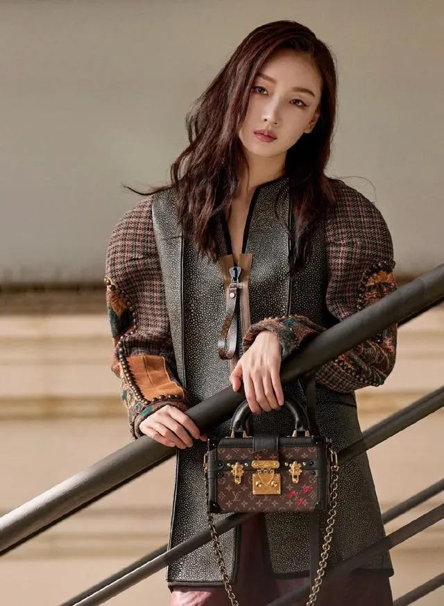 32岁周冬雨韩国秀:连衣裙性感升级