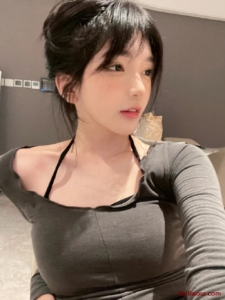 深夜餐厅明星身影，与好友共餐引爆网络话题