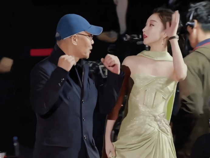 32岁周冬雨韩国秀:连衣裙性感升级