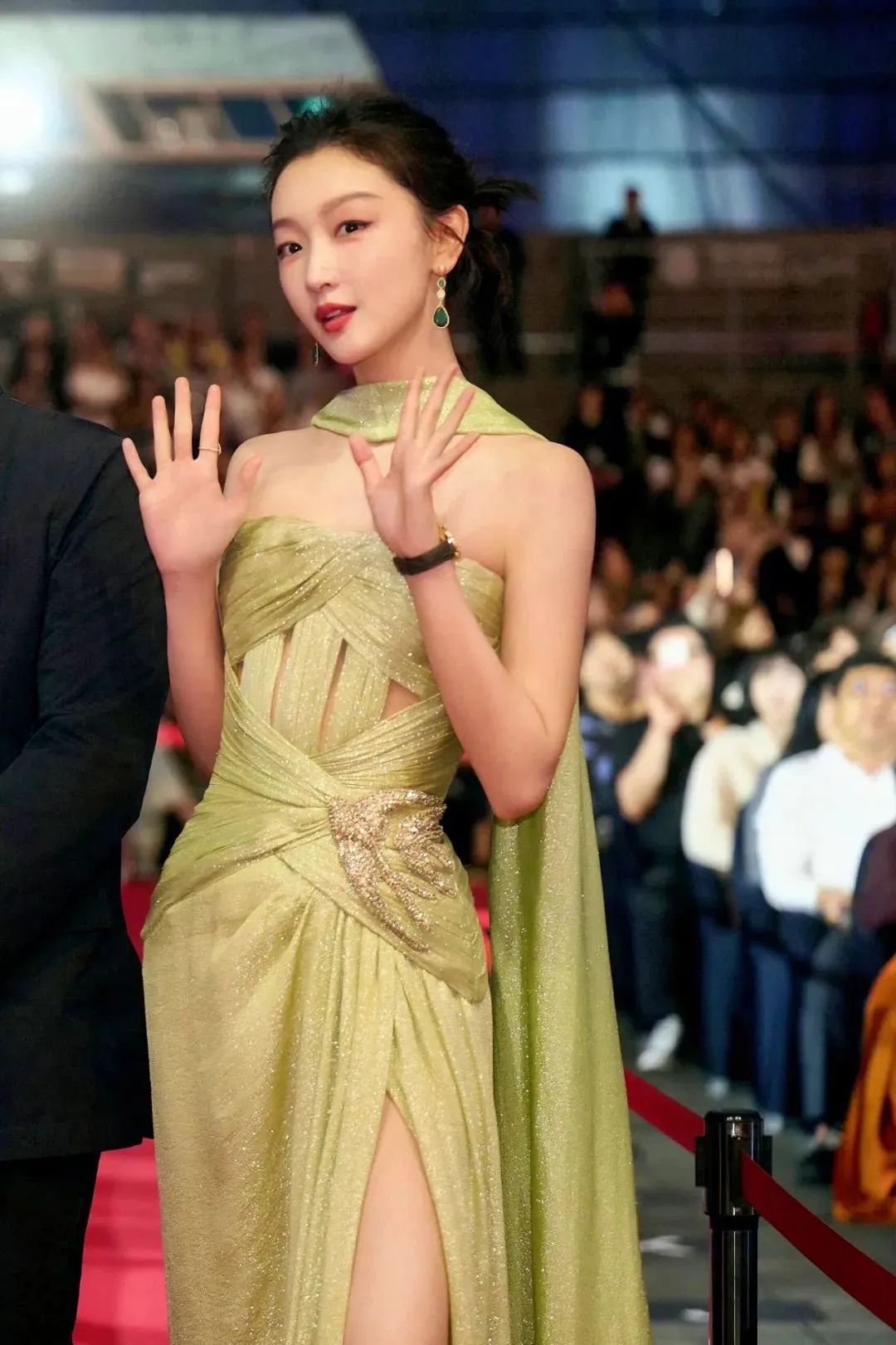 32岁周冬雨韩国秀:连衣裙性感升级