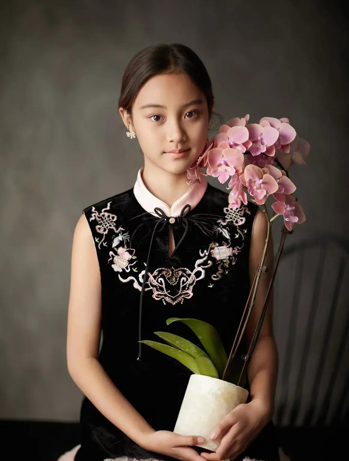 贾乃亮甜馨父女合照曝光，生日派对尽显温情