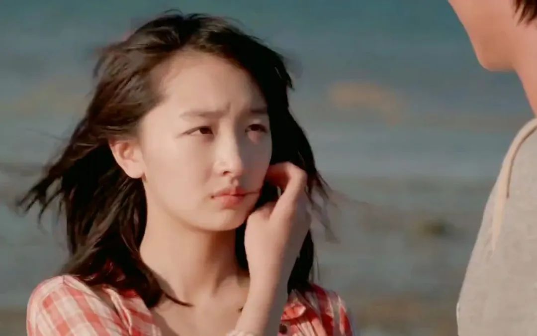 32岁周冬雨韩国秀:连衣裙性感升级