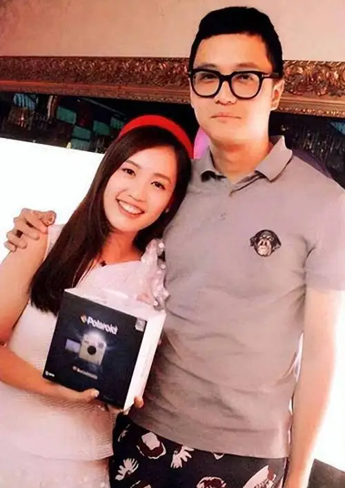 马蓉移民生活揭秘:离婚后的金发转变