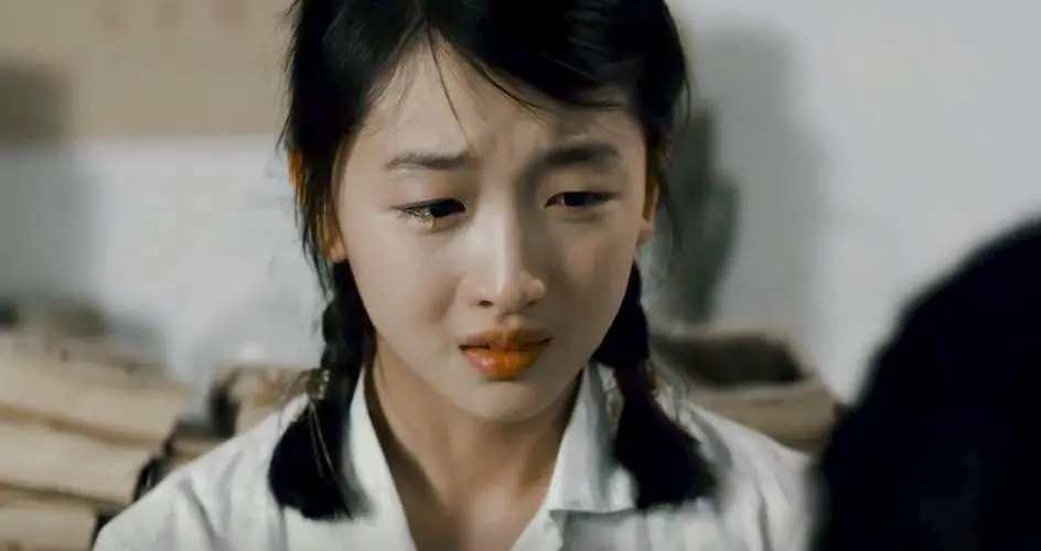 32岁周冬雨韩国秀:连衣裙性感升级